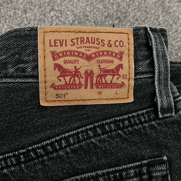 Levi’s 501 Shorts - Picture 2 of 4